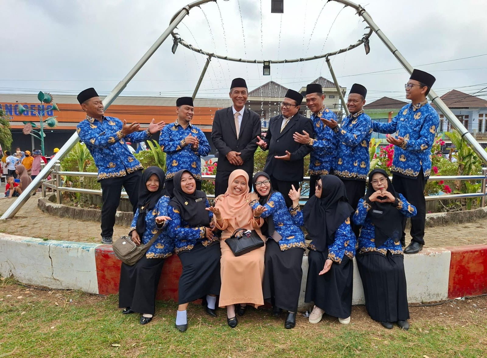 21__pegawai_kompak_ikut_upacara.jpg