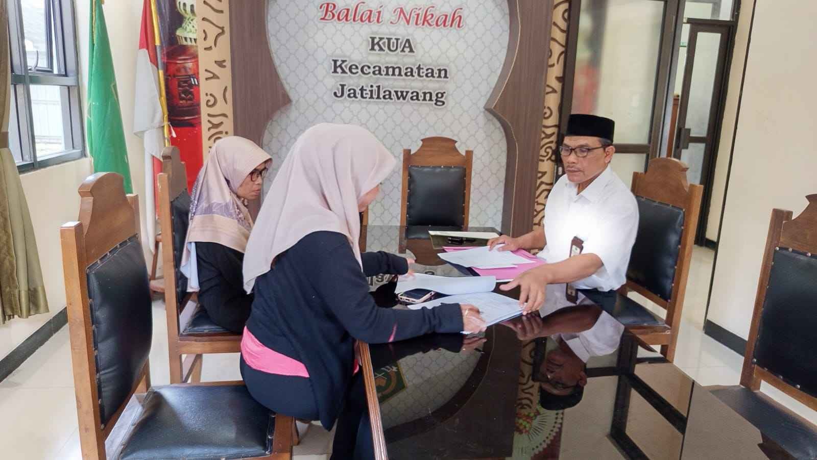 Pemeriksaan_berkas_nikah_an_Nurul_Aini,_Gentawangi_11zon.jpeg