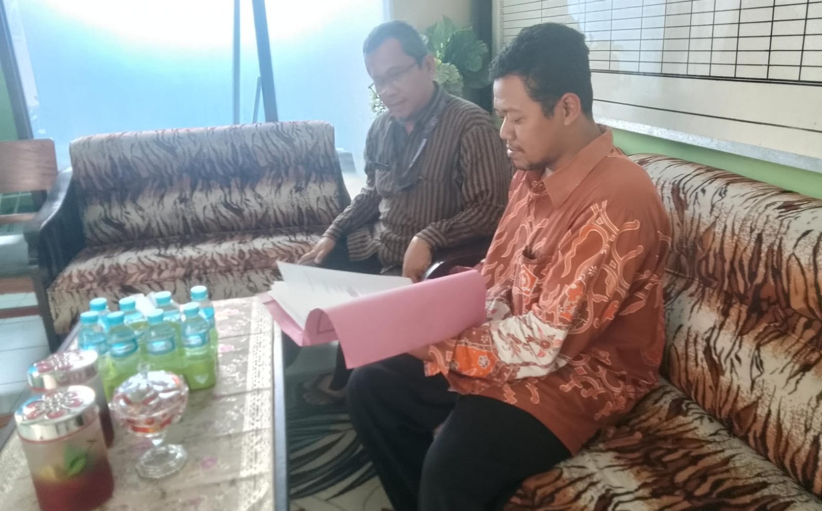 KUA Wangon Terima Fotokopi Ikrar Wakaf dari SMP Muhammadiyah untuk Arsip