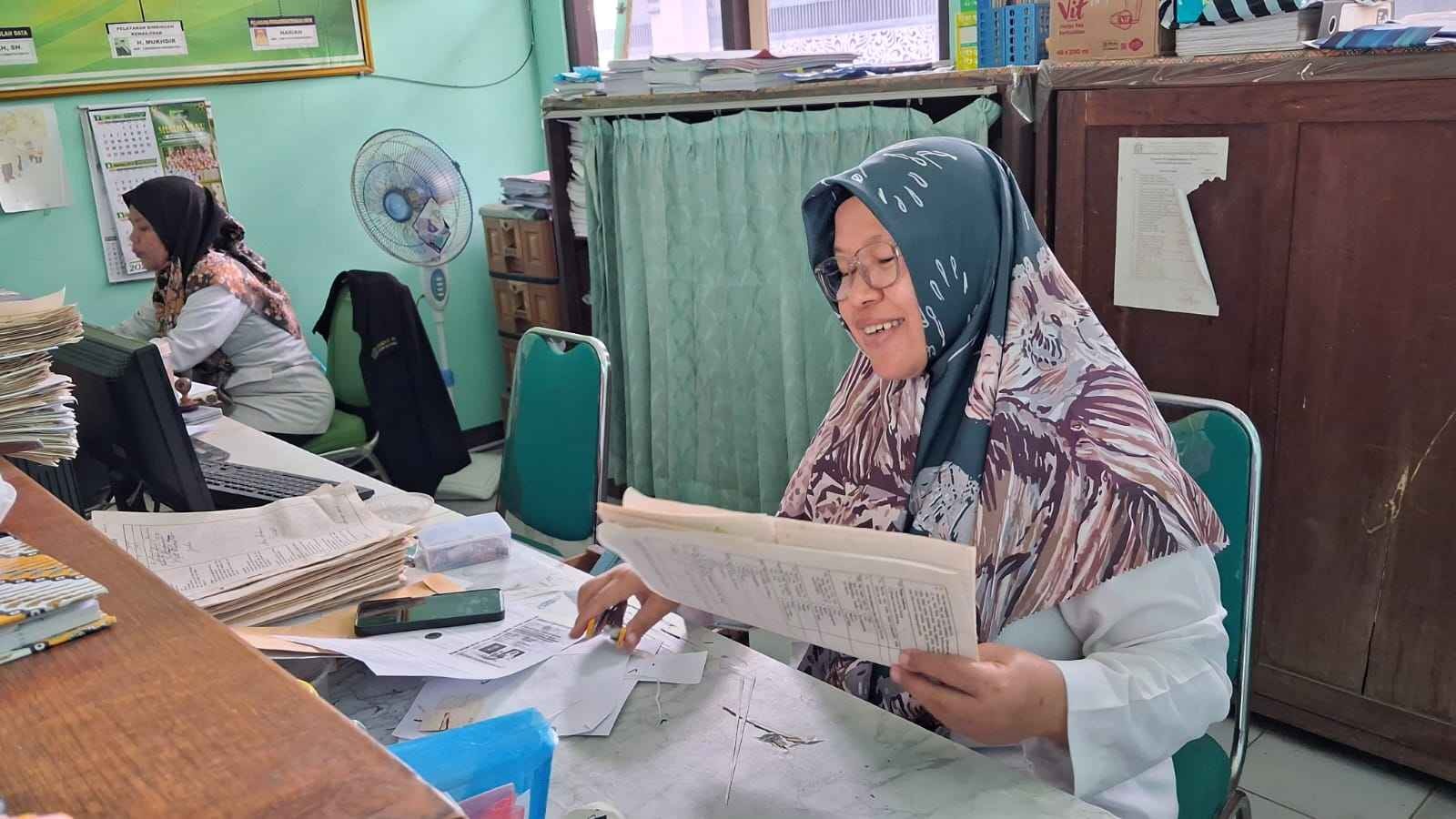 Kejar Target Penyelesaian, ASN KUA Kemranjen Kompak Tata Arsip Lama 