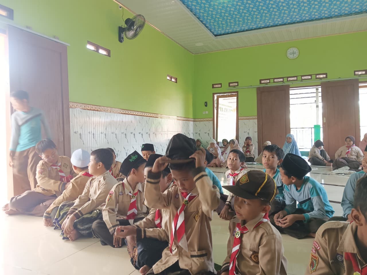 Murid Kelas 5 MI Maarif NU Jambu Hafalkan Surat Al-Mulk Dipandu Pegawai KUA Wangon