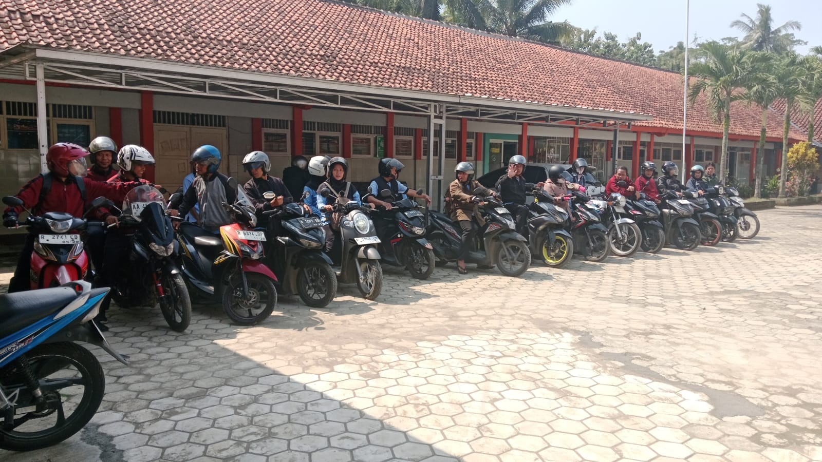 Usai Penilaian Raport, GTK MTsN 2 Banyumas Gelar Touring Refreshing ke Pantai Jetis
