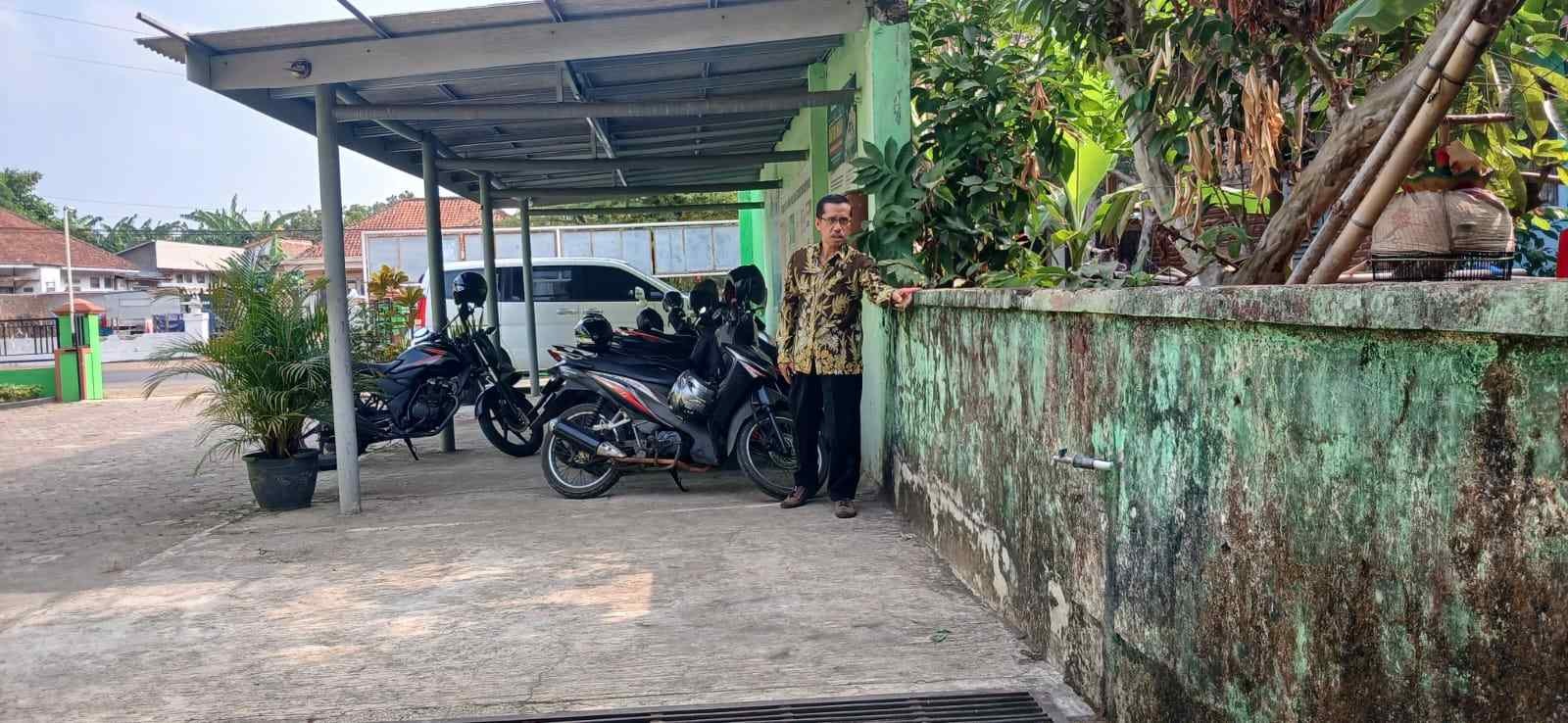 Kepala KUA Banyumas Rencanakan Peningkatan dan Peremajaan Tembok Kantor yang Lumutan