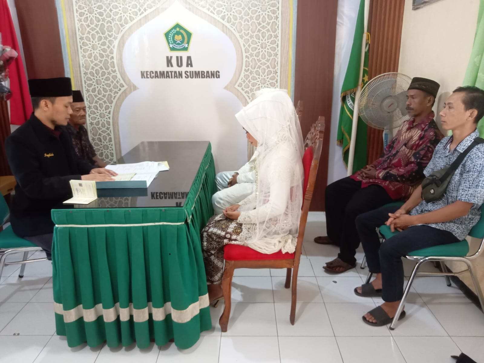 Berkah di Hari Kamis, Dua Pasangan Pengantin Ijab Qabul di Balai Nikah KUA Sumbang