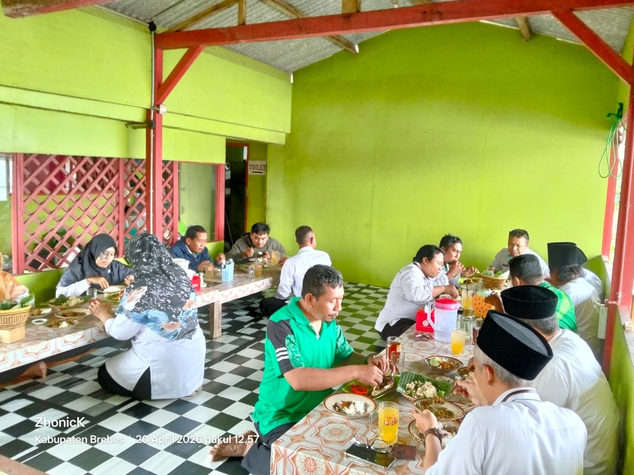 Pegawai KUA Ajibarang Bangun Kebersamaan di Waktu Istirahat