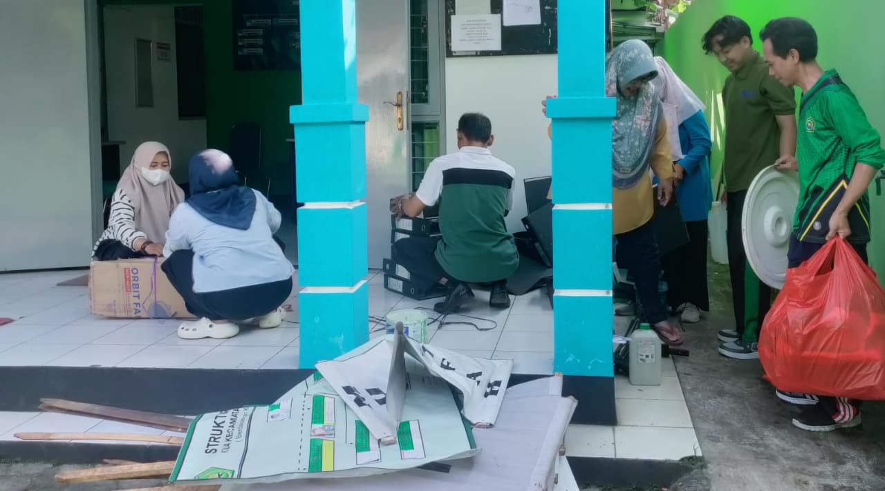 KUA Laksanakan Kerja Bakti Ruang Dapur dan Halaman Kantor