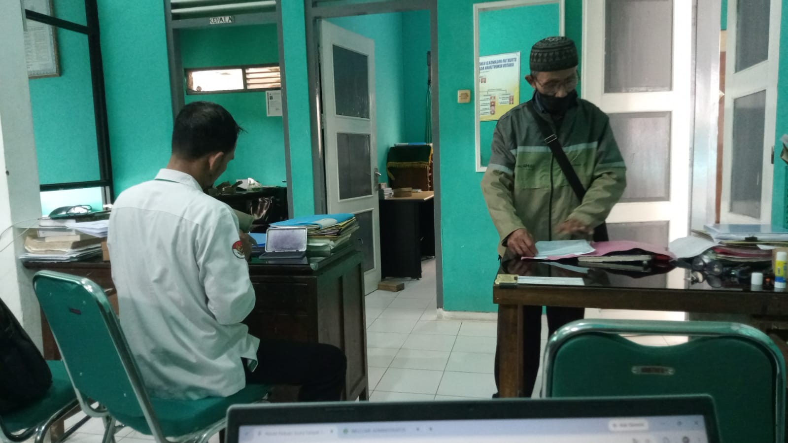 Layanan Rekomendasi Nikah Antar-Kecamatan, Staf KUA Sumpiuh Layani P3N Desa Selanegara