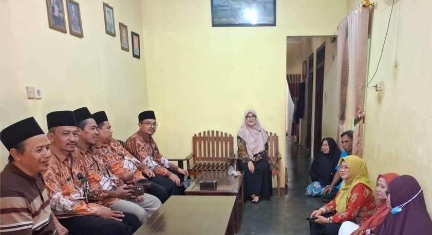 Pererat Tali Silaturahmi, Keluarga Besar KUA Tambak Jenguk Ibunda Staf yang Usai Jalani Operasi
