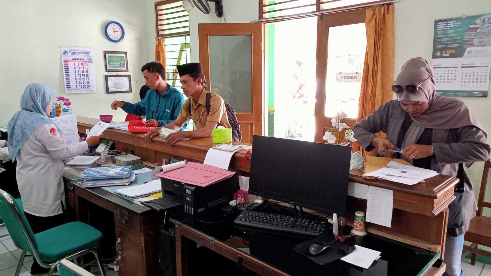 KUA Rawalo Serahkan Buku Nikah Catin Warga Losari