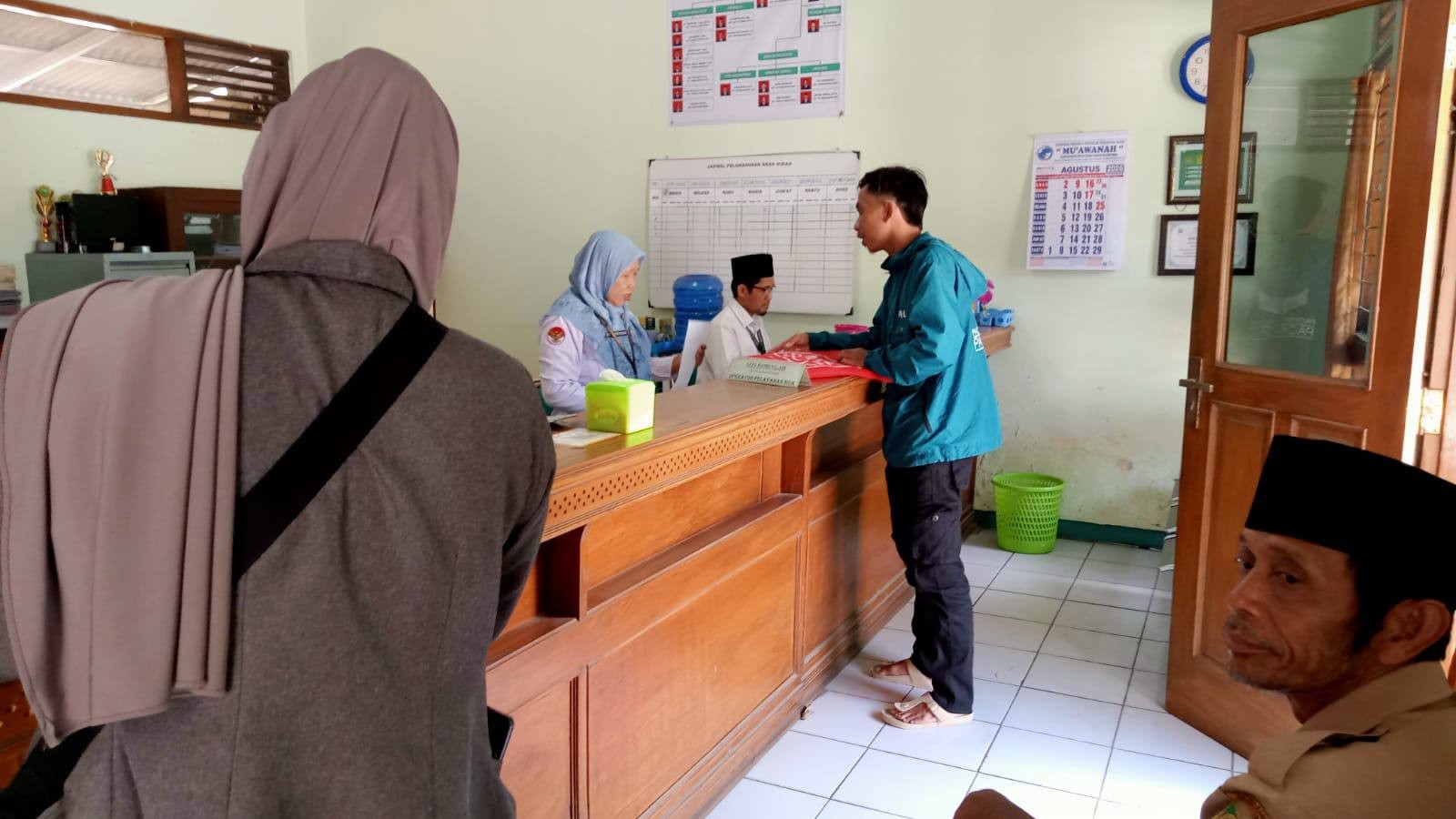 KUA Rawalo Bantu Warga Sanggreman Terbitkan Duplikat Buku Nikah yang Hilang
