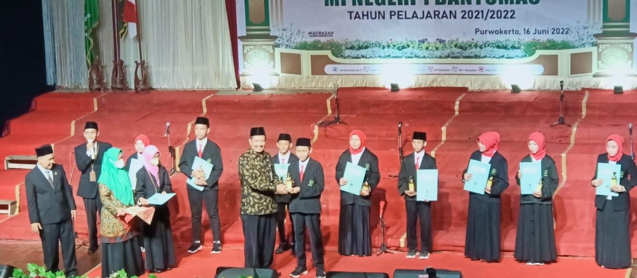 10_Penghargaan_Peserta_Didik_Terbaik_MIN_1_Banyumas1.jpeg