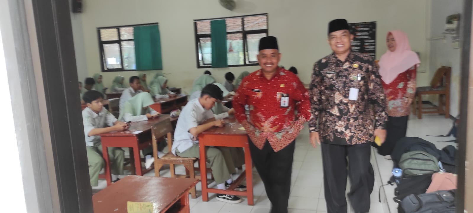 Monev_Pengawas_didampingi_kepala_madrasa.jpeg