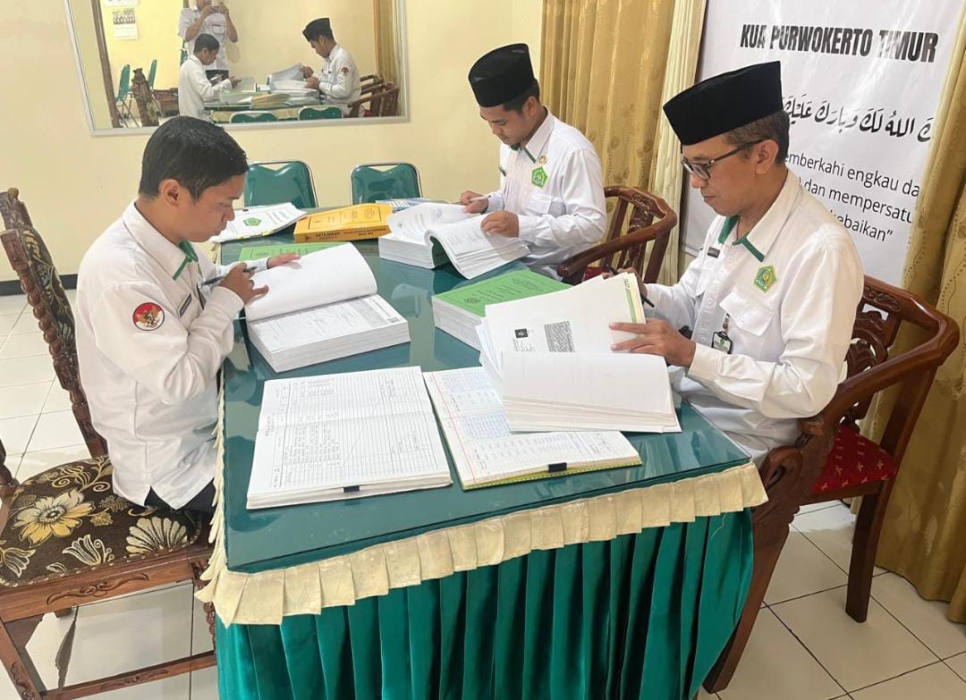 Pak_Zangim_cek_berkas_2.jpg