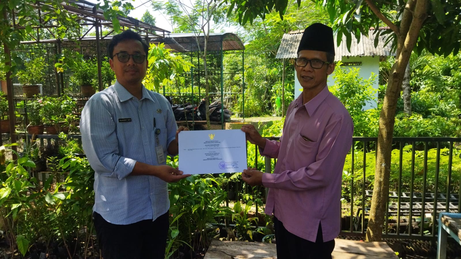 Penyerahan_Bibit_Tanaman_adiwiyata.jpeg