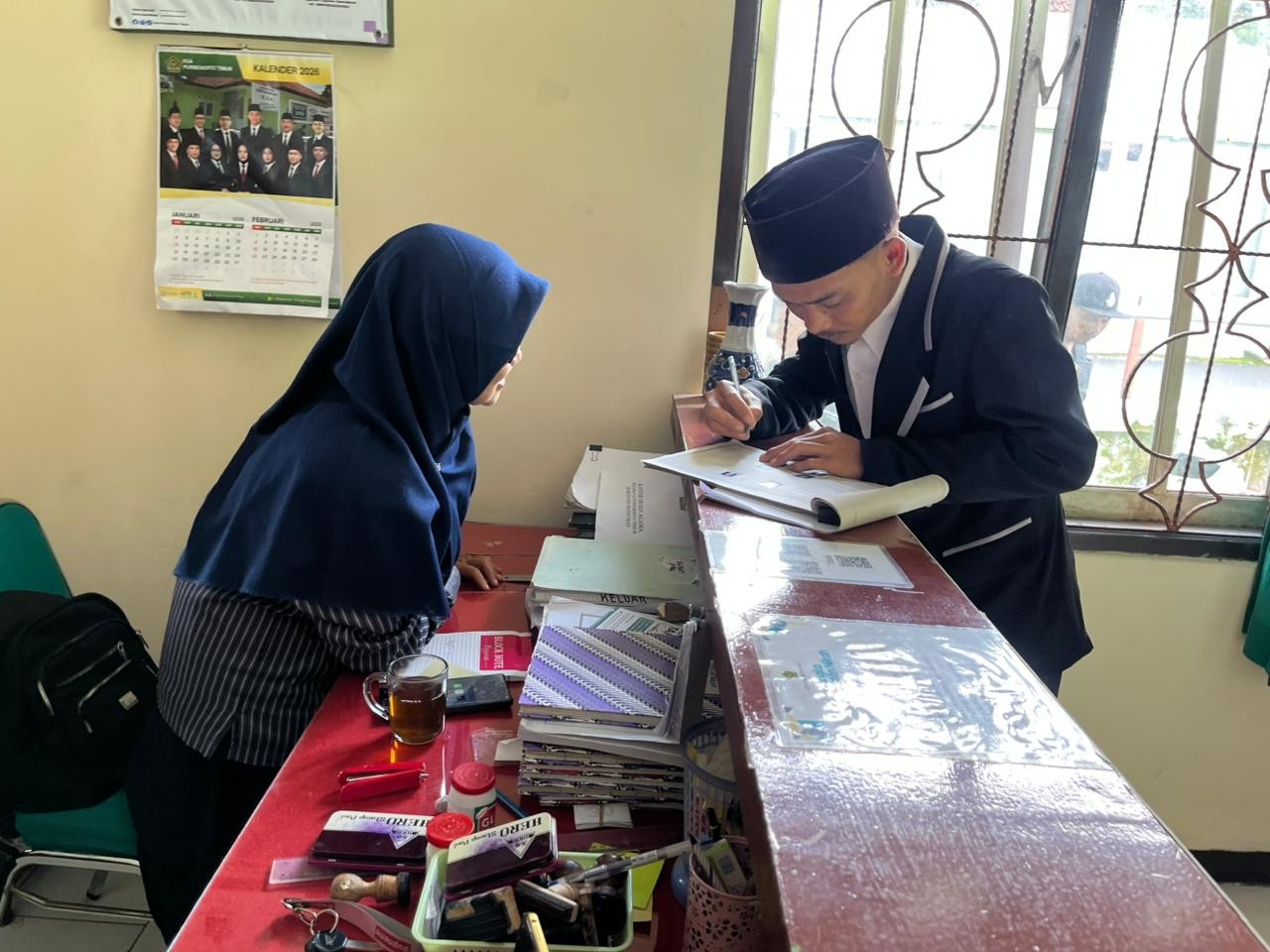 Penyerahan_Buku_Nikah_Bu_Jat.jpg