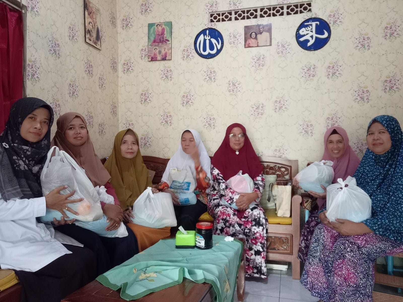 annur_bagi_sembako.jpg