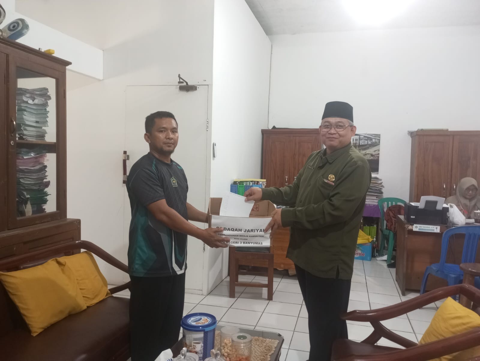 bantuan_konsumsi_diserahkan_11zon.jpg