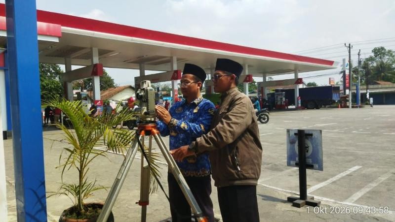 Pastikan Arah Kiblat Tepat, Tim Safac dan Penyuluh Jatilawang Ukur Kiblat Mushalla SPBU Candimas Tinggarjaya