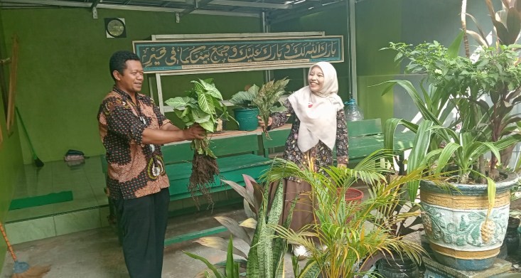 Penyuluh Perindah Halaman Mushola Al Fairuz