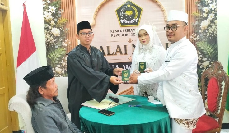 Penyerahan Buku Nikah Jadi Momen Haru Usai Prosesi Akad Nikah