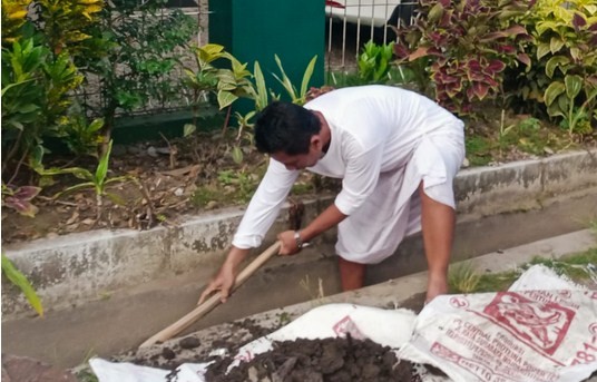 Kepala KUA Wangon Terjun Langsung  Bersihkan Saluran Air di Depan Kantor