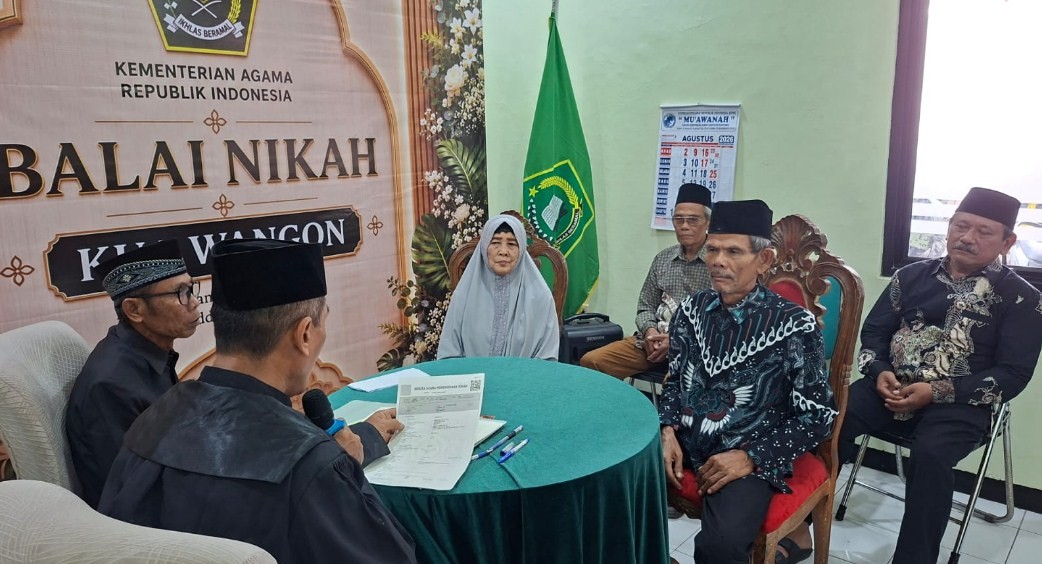 Pasangan 88 dan 83 Tahun Resmi Menikah di KUA Wangon