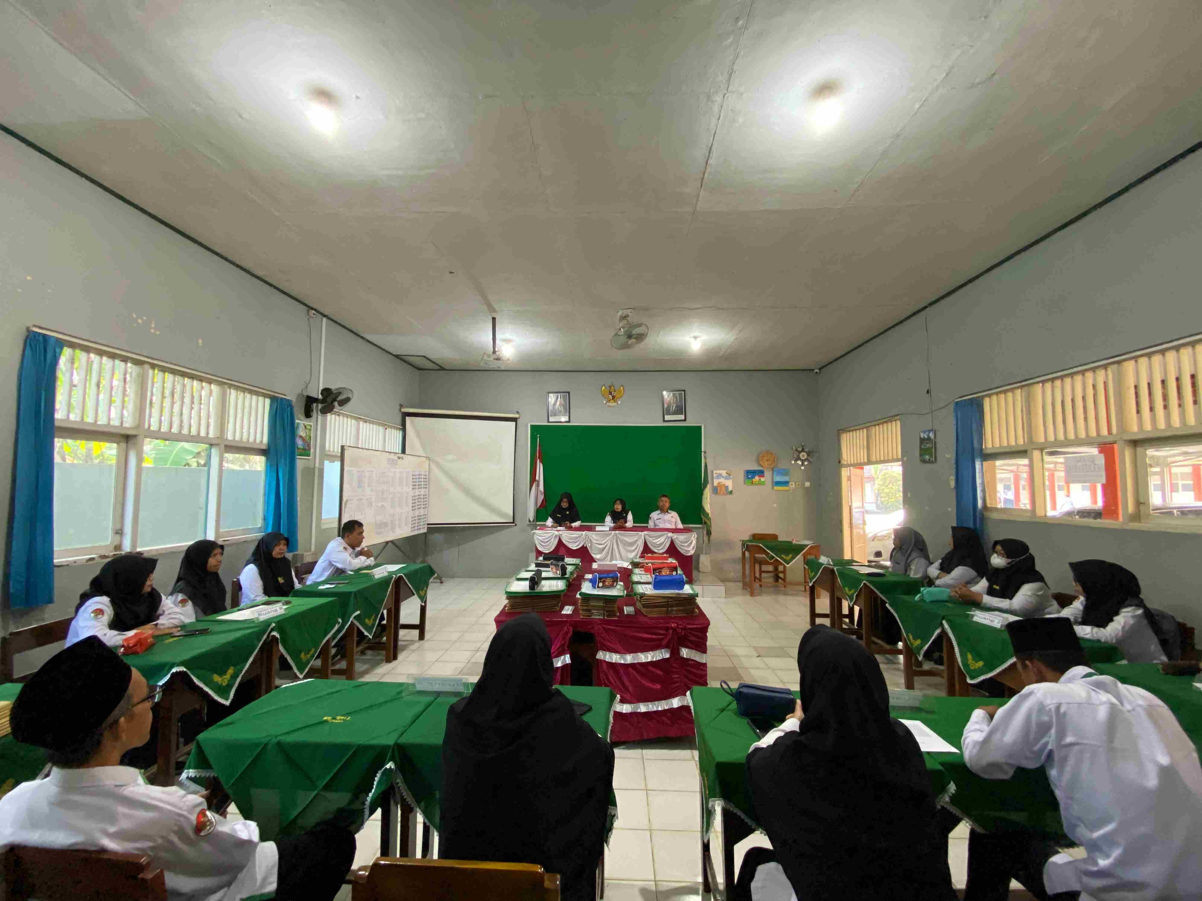 Tingkatkan Kualitas Pendidikan, Murid Kelas IX MTsN 2 Banyumas Jalani Ujian TKAD dan UM