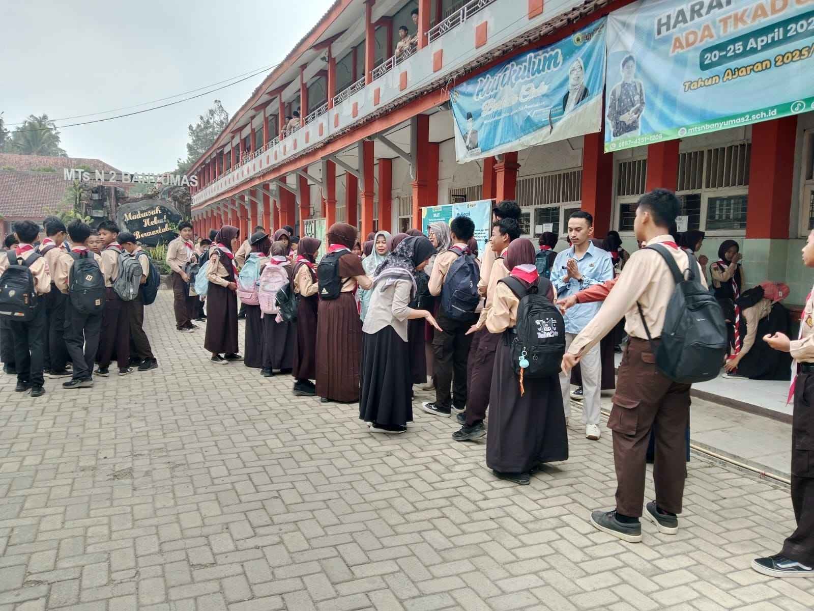 Semangat Pagi Penuh Cinta: MTsN 2 Banyumas Sambut Siswa Lewat Pembiasaan Pagi Berbasis Panca Cinta