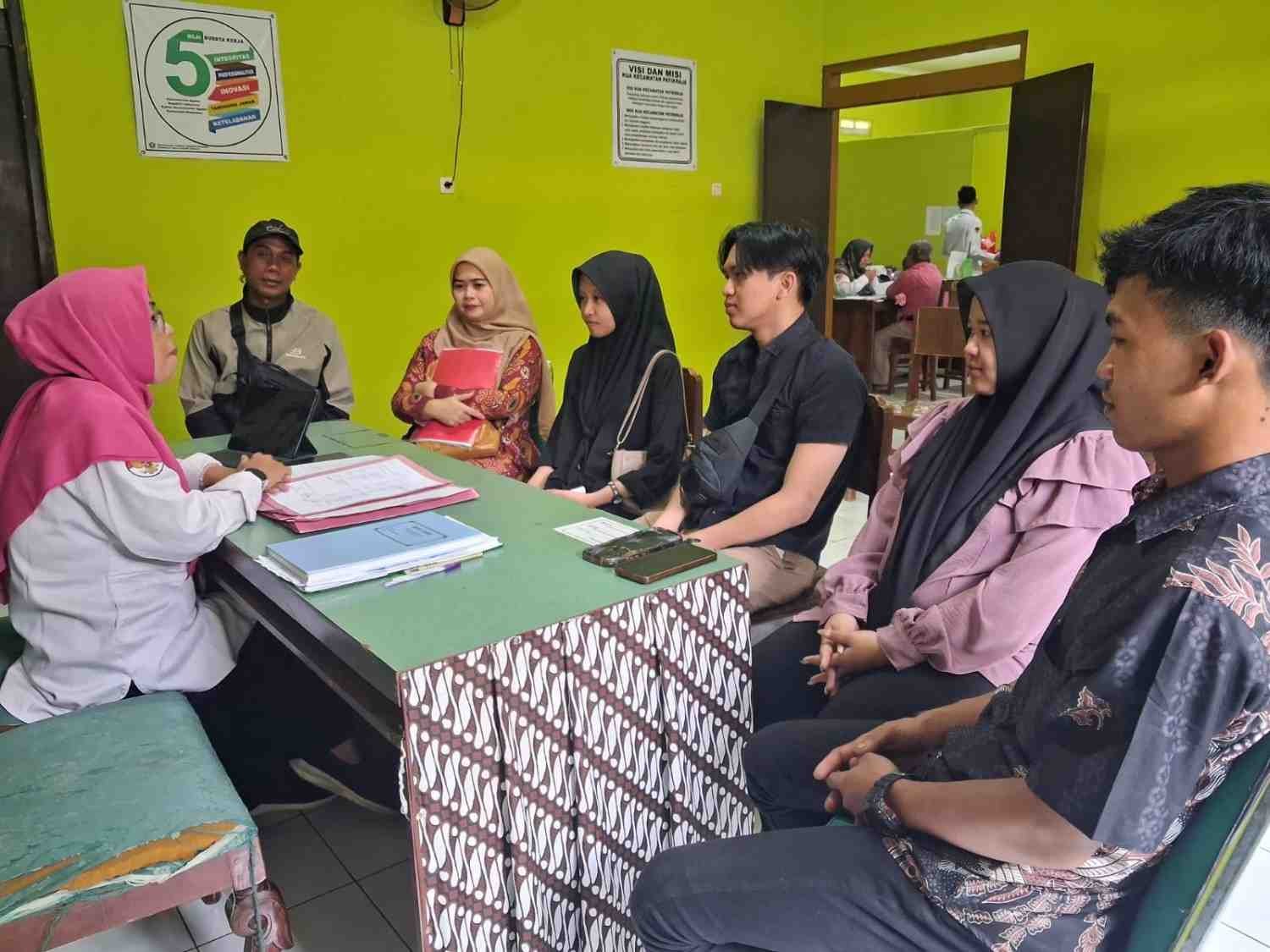 KUA Patikraja Bekali Catin Dengan Dengan Suasana Ceria