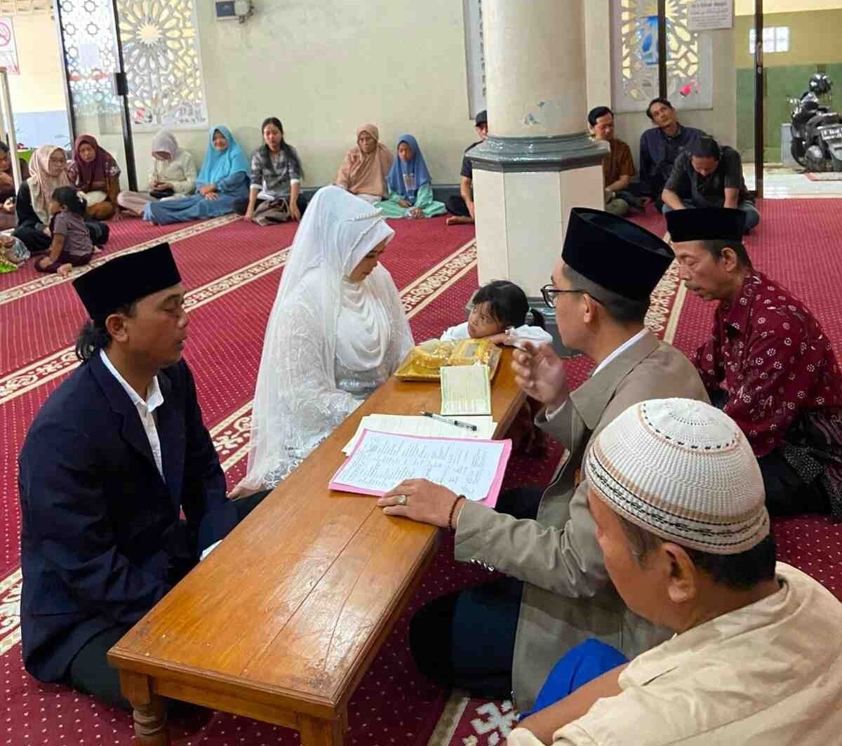 Pernikahan Nan Sakral KUA Patikraja Berlangsung di Masjid Baitul Muslimin