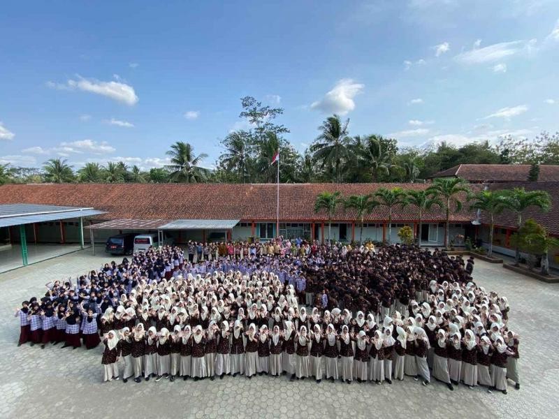 Momen Haru Murid Warnai Pelepasan Kepala MTsN 2 Banyumas