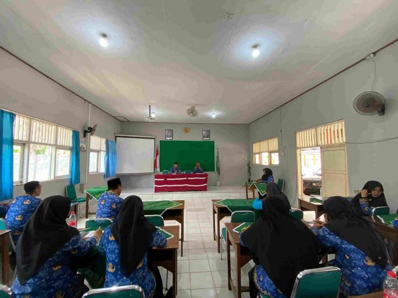 Perkuat Sinergi dan Kedisiplinan, GTK MTsN 2 Banyumas Gelar Rapat Dinas Bersama Kepala Madrasah Baru