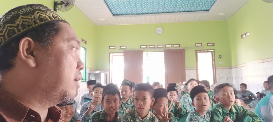 Penyuluh KUA Rutin Jadi Imam Sholat Dzuhur di MI Maarif Jambu