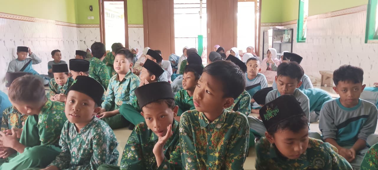 Pembiasaan Sholat Dzuhur Berjamaah Jadikan Murid MI Maarif Jambu Makin Disiplin