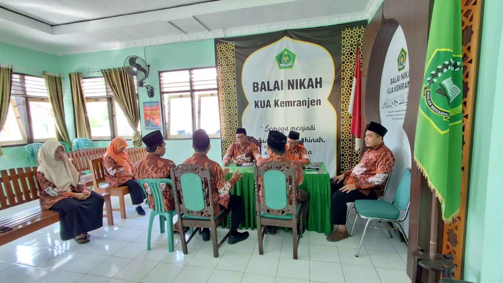 Kepala KUA Kemranjen Lakukan Breafing Pegawai Selepas Ngaji Rabu Pagi 