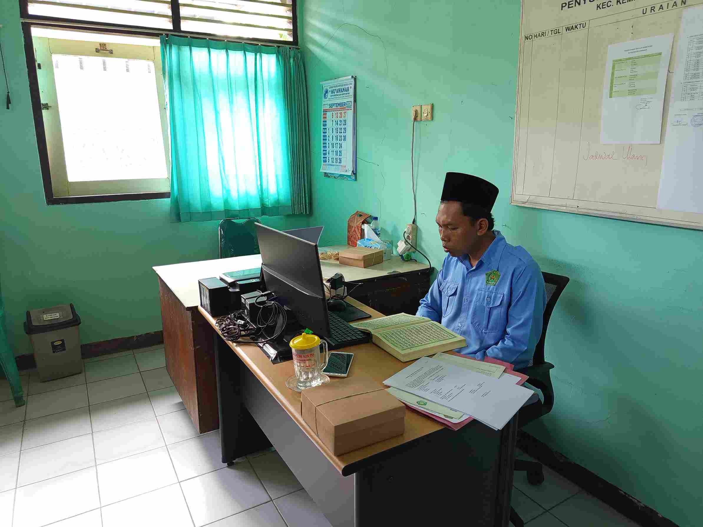 Sempatkan Tadarus Al Qurn Disela Kesibukan, Penyuluh Kemranjen Jaga Tradisi Cinta Al Quran