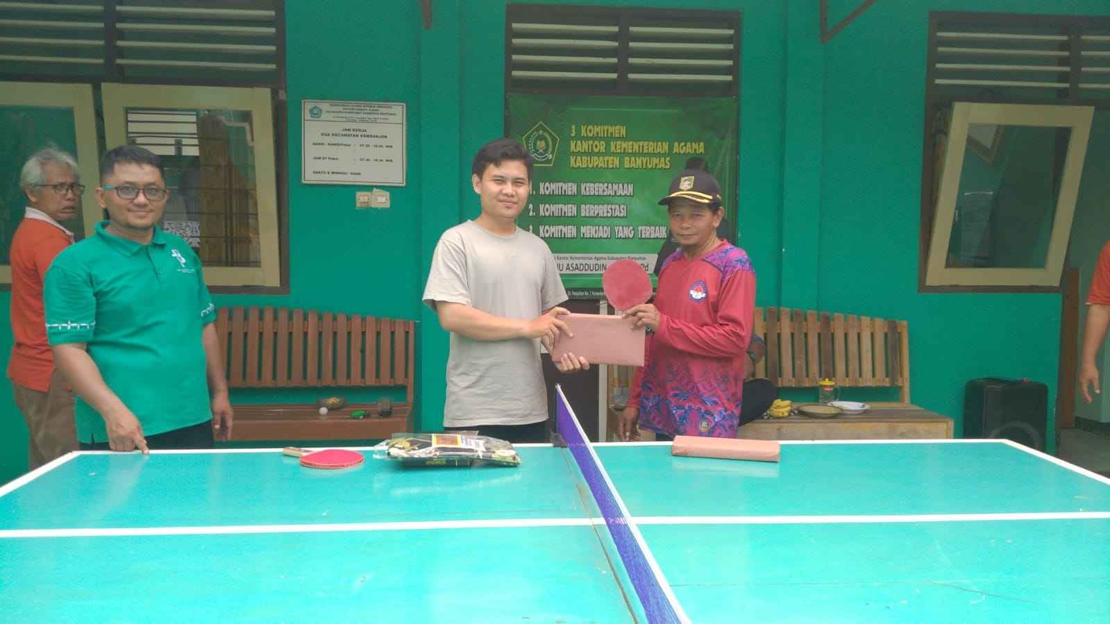 Laga Final Tenis Meja KUA Kemranjen, Tim Kepala KUA Kemranjen Keluar Sebagai Juara