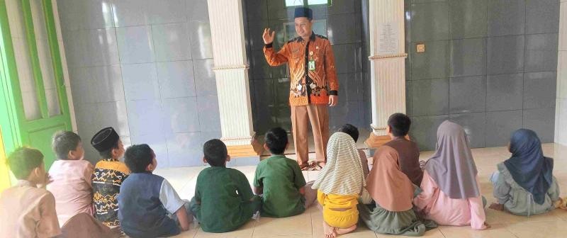 Penyuluh Agama KUA Jatilawang Membimbing Santri TPQ Nurul Huda Meneladani Nabi Ayub AS