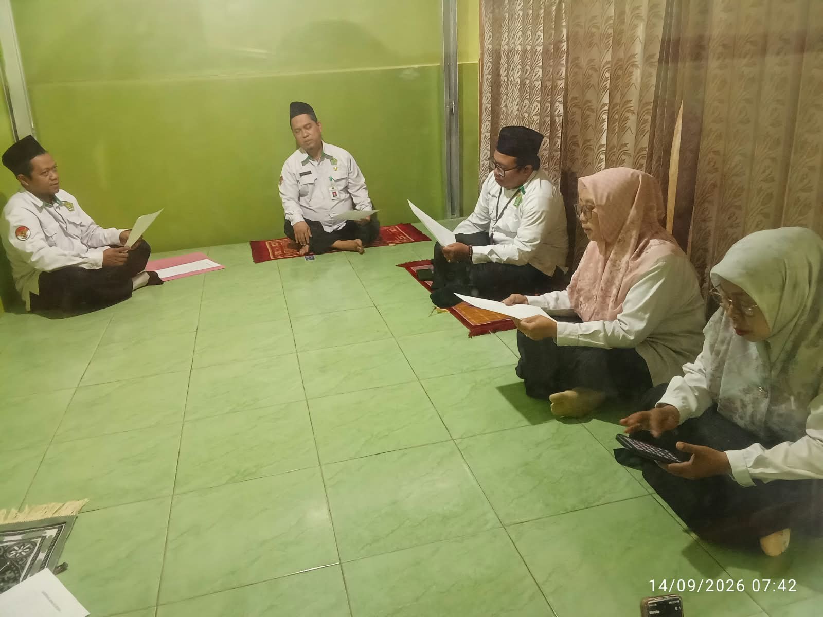 Rutinan Senin, Pegawai KUA Wangon Khusyuk Lantunkan Nadzoman Asmaul Husna