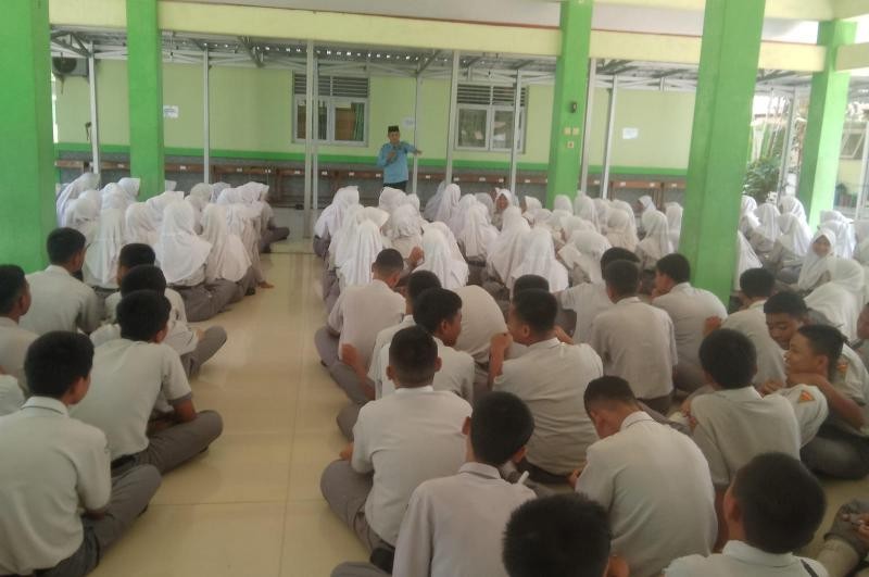 Penyuluh KUA Wangon Gelar BRUS di SMPN 1 Wangon, Ajak Siswa Bangun Karakter Positif dan Rencanakan Masa Depan