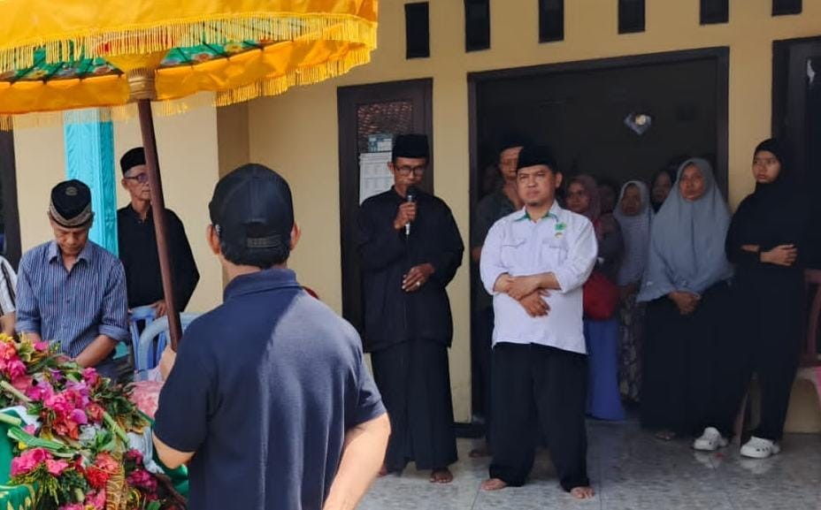 Pegawai KUA Wangon Pimpin Doa Penguntaban Jenazah Warga Jambu