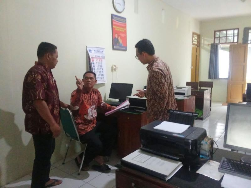 Penghulu dan JFU KUA Wangon Laksanakan Koordinasi dan Evaluasi Sore Sebelum Pulang Kerja