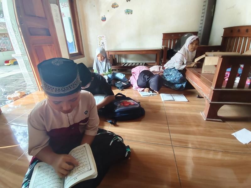 Penyuluh KUA Wangon Dampingi Ngaji Iqra di Madin Al Ikhwan Jurangbahas