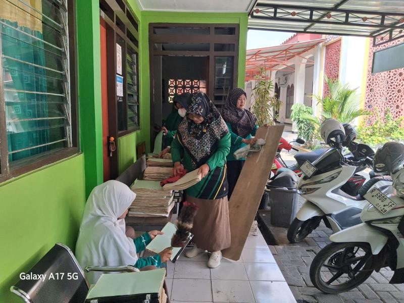 Tingkatkan Kualitas Layanan Publik, KUA Kebasen Lakukan Penataan dan Digitalisasi Berkas Administrasi