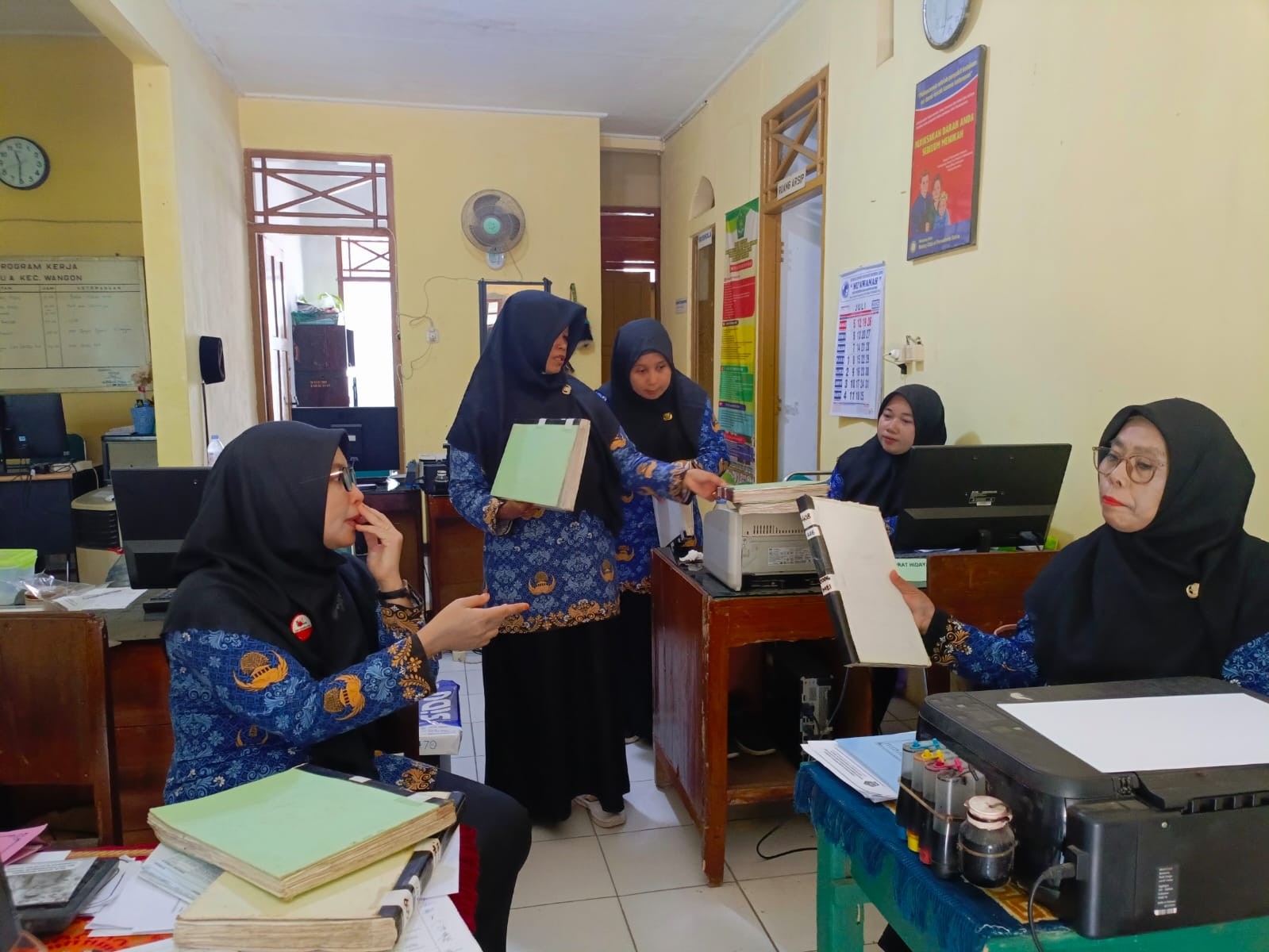 Cari Arsip Nikah Lama, Petugas KUA Wangon Kerahkan Cara Manual