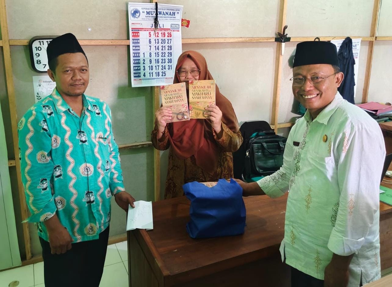 Laksanakan Tugas Kedinasan, Penyuluh KUA Wangon Antar Buku Pedoman Keluarga Sakinah Sekaligus Bersilaturahmi ke KUA Ajibarang