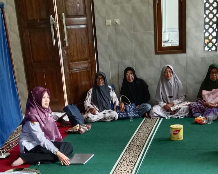 Penyuluh KUA Hadir, Jamaah Lansia Antusias Berdiskusi tentang Persoalan Sosial