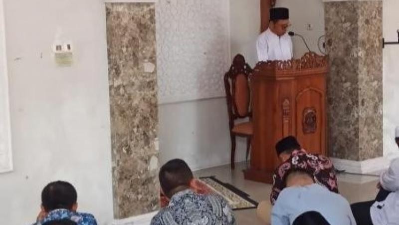 Penyuluh KUA Jatilawang Khotbah di Masjid Kankemenag Banyumas : Cinta Orang Tua, Ibadah Sepanjang Usia