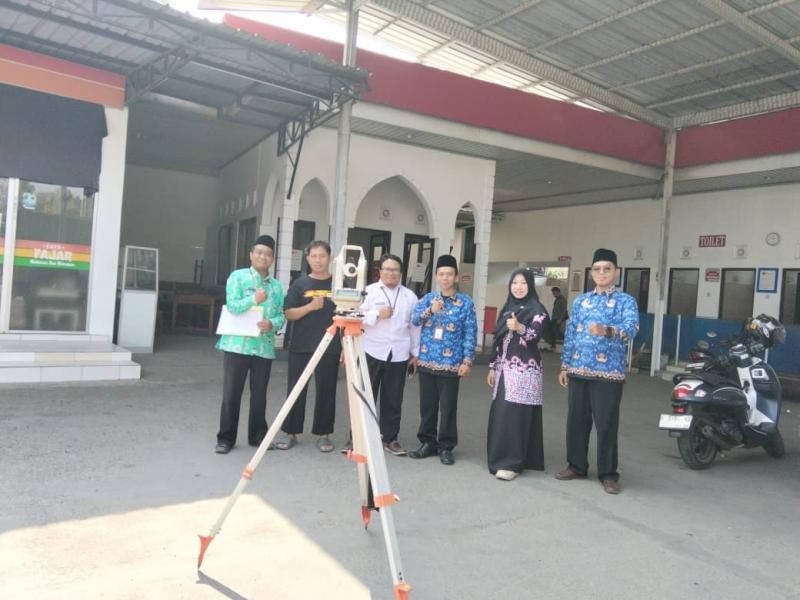 Penyuluh KUA Wangon dan Tim Safac Kemenag Banyumas Ukur Arah Kiblat Mushola SPBU Desa Jambu