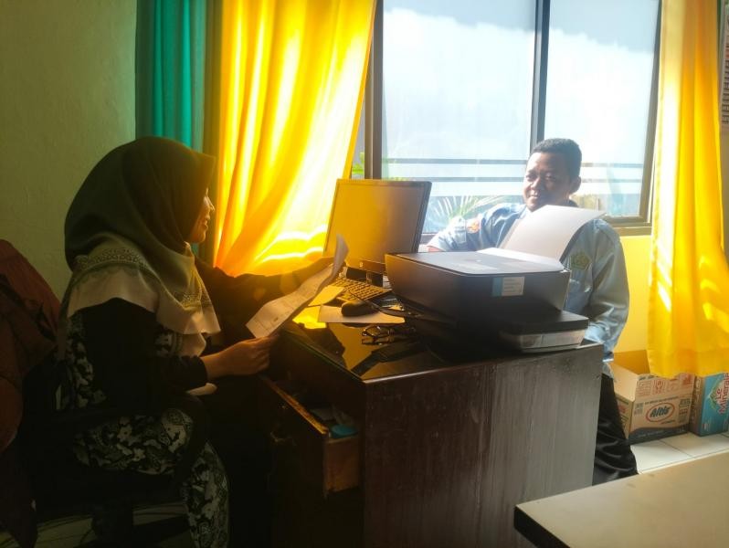 Sarif Serahkan Laporan Notula dan SPPD Kegiatan Pembentukan Pokja Humas Kemenag Banyumas kepada Ketua JFU KUA Wangon